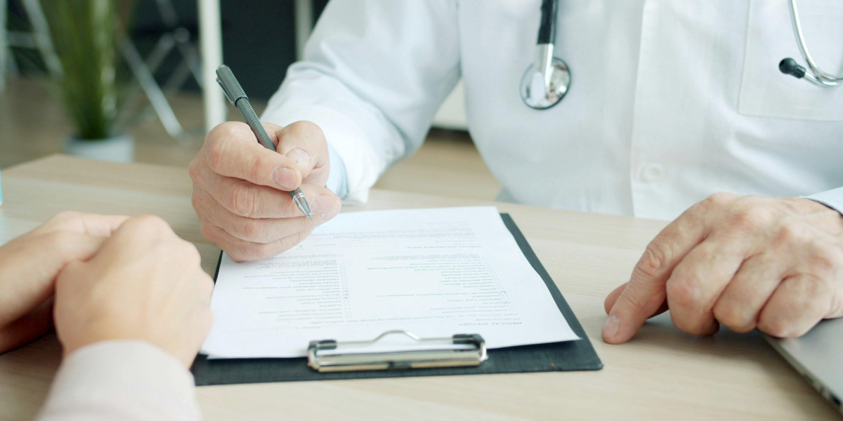 Ein Arzt führt ein Patientengespräch.