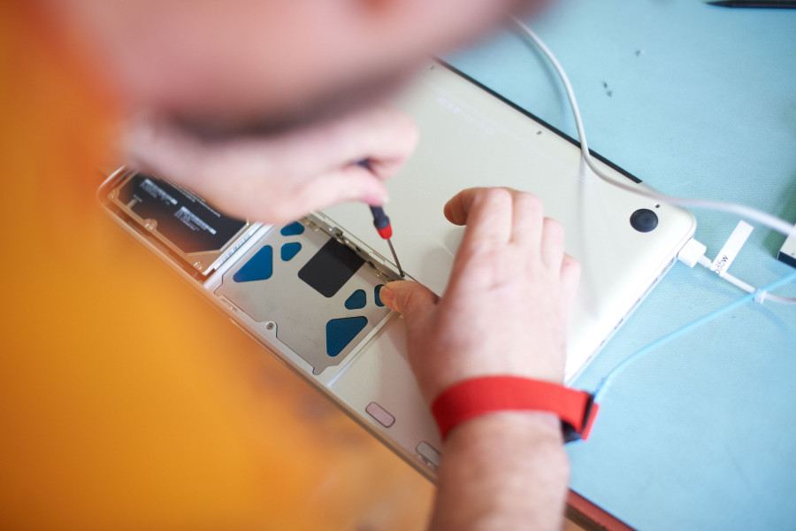 Peter Gärtner von sbs GmbH bei der Rechnerreparatur